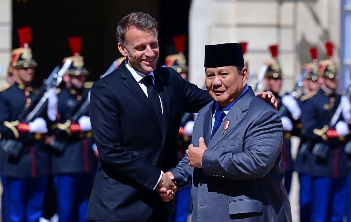 Presiden Republik Indonesia Prabowo Subianto melanjutkan rangkaian diplomasi strategisnya dengan melakukan pertemuan bersama Presiden Republik Prancis Emmanuel Macron <b>(Sekretariat Presiden)</b>