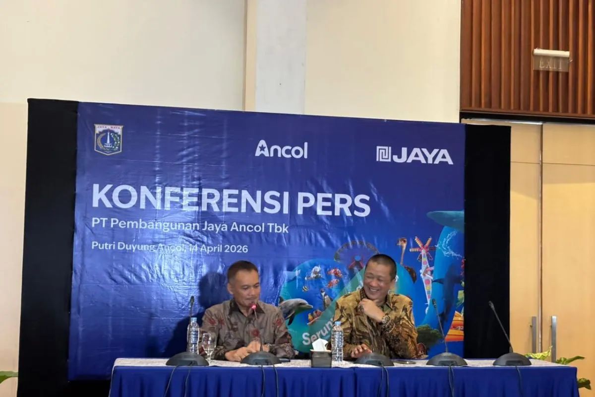 Direktur Utama PT Pembangunan Jaya Ancol (PJAA) Tbk  Syahmudrian Lubis (kiri) didampingi Komisaris Utama Irfan Setiaputra (kanan) saat jumpa pers usai RUPS Tahunan di Jakarta, Selasa 14 April 2026. ANTARA/Mario Sofia Nasution <b>(Antara)</b>