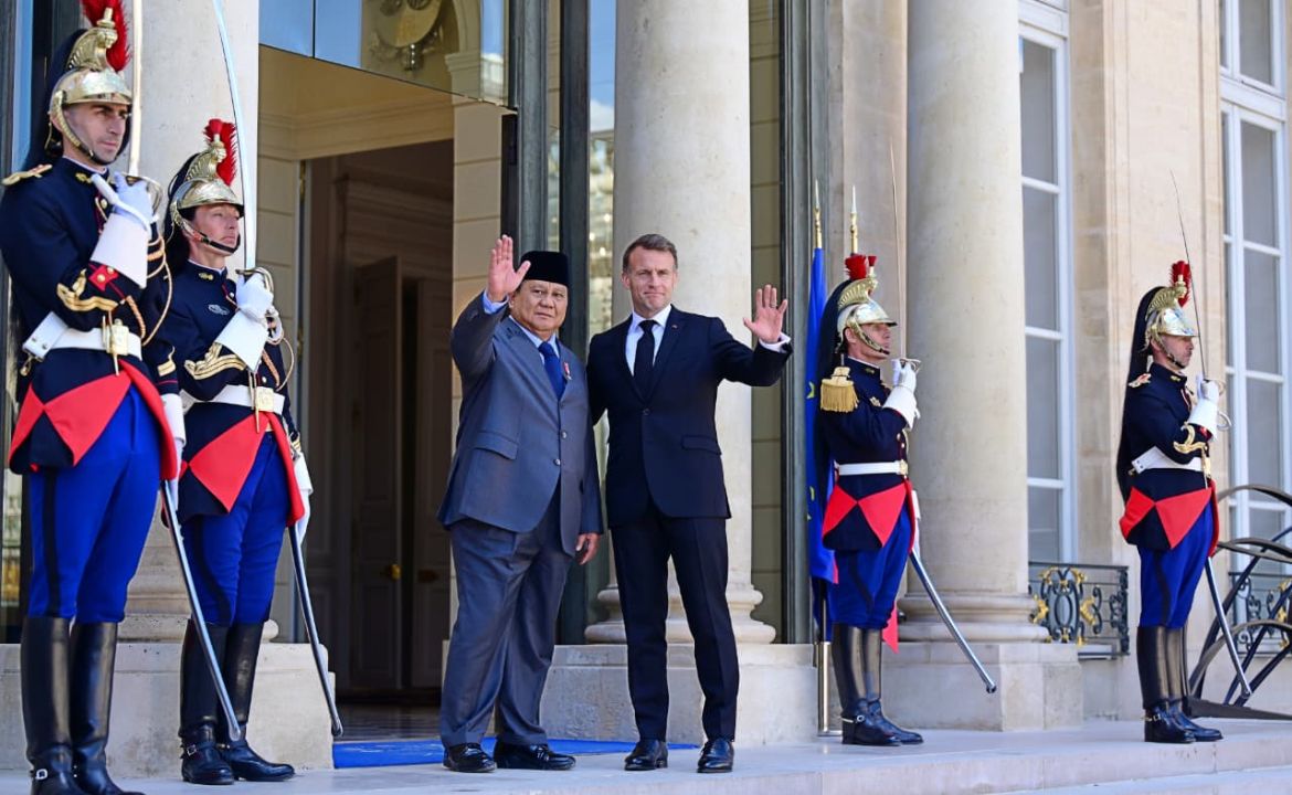 Presiden Republik Indonesia Prabowo Subianto melanjutkan rangkaian diplomasi strategisnya dengan melakukan pertemuan bersama Presiden Republik Prancis Emmanuel Macron <b>(Sekretariat Presiden)</b>