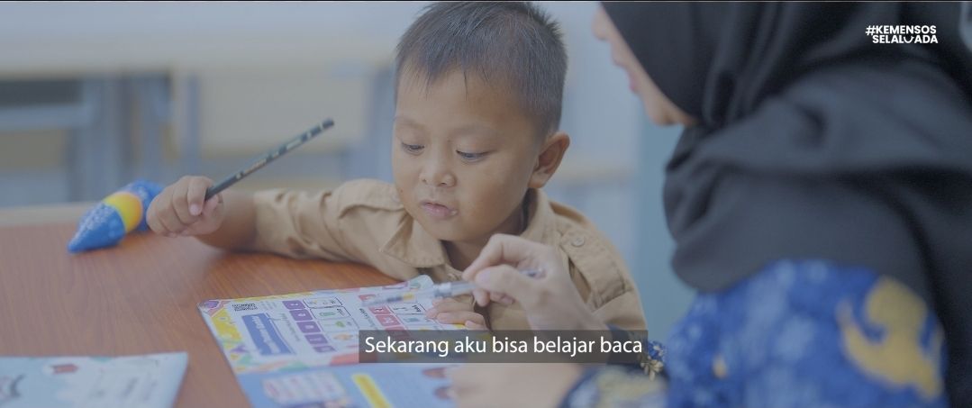 Dari jalanan ke bangku sekolah, Fikri kini kembali menemukan senyum dan harapan. Akses pendidikan dan perhatian yang layak jadi awal langkah menuju masa depan yang lebih cerah. <b>(Bakom)</b>