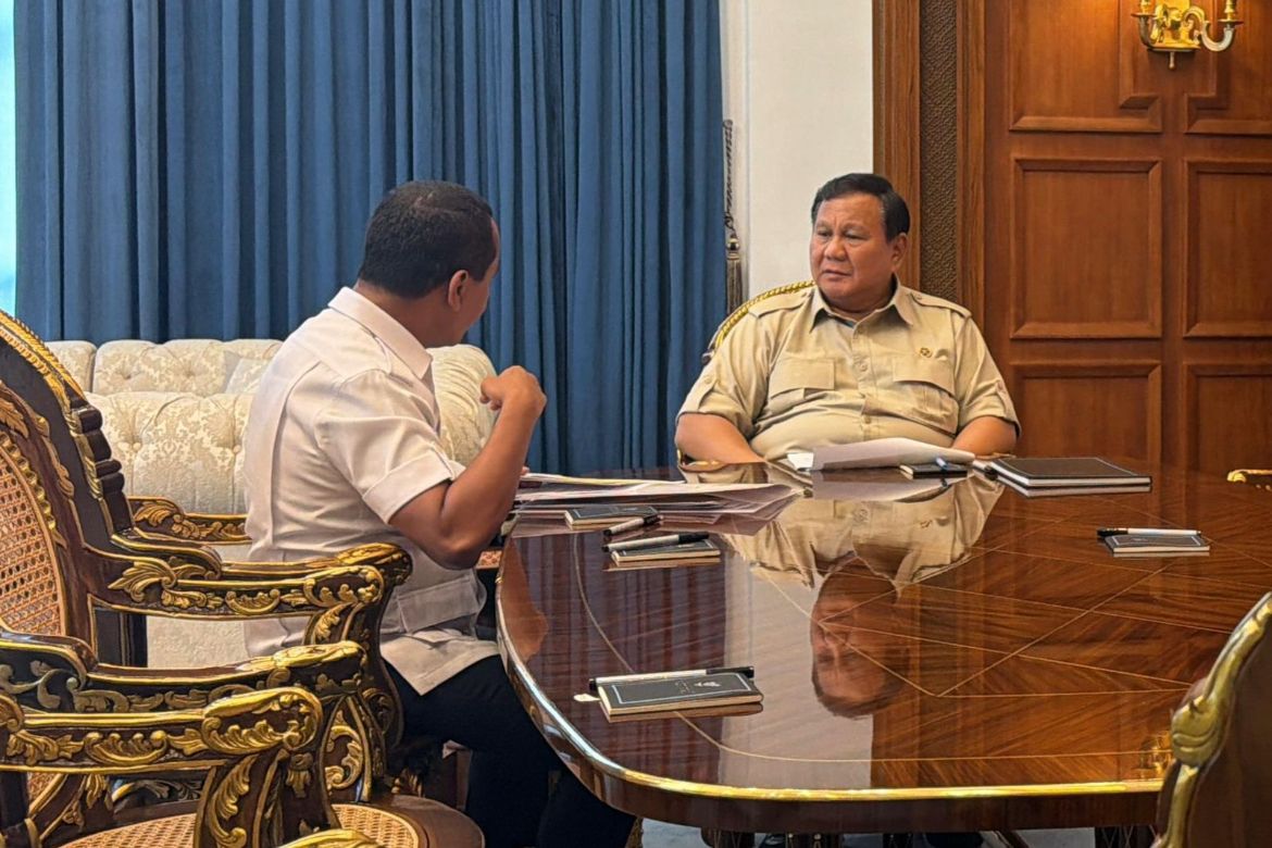 Presiden Prabowo Subianto mendapatkan laporan terkait hasil penataan izin usaha pertambangan (IUP) di kawasan hutan dari Menteri Energi dan Sumber Daya Mineral (ESDM) Bahlil Lahadalia dalam pertemuan di Istana Merdeka <b>(Istimewa)</b>