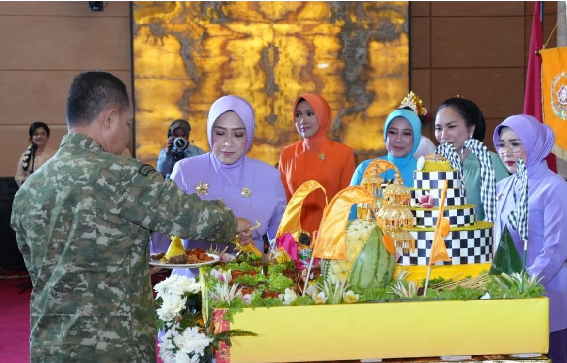 Panglima TNI Jenderal TNI Agus Subiyanto bersama Ketua Umum Dharma Pertiwi Ny. Evi Agus Subiyanto menghadiri acara puncak peringatan Hari Ulang Tahun ke-62 Dharma Pertiwi yang mengusung tema &ldquo;Bersatu, Berdaya, Berkarya Mendukung Keluarga TNI Menuju I <b>(PUSPEN TNI)</b>