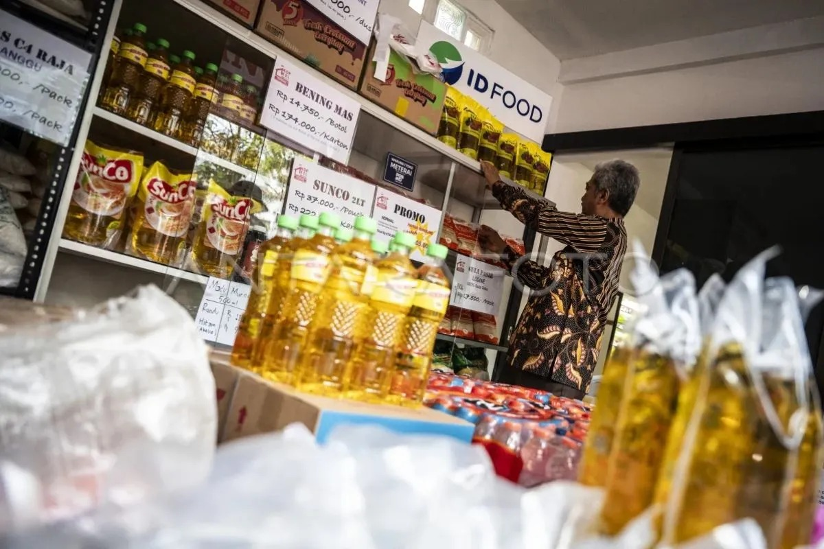 Warga melihat produk yang dijajakan di Koperasi Desa Merah Putih Kelurahan Gedawang, Semarang, Jawa Tengah, Kamis (28/8/2025). ANTARA FOTO/Aprillio Akbar/foc. <b>(Antara)</b>