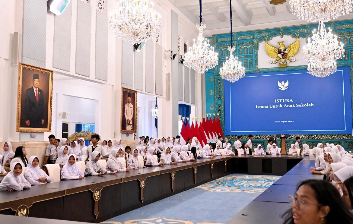 Pintu Istana Kepresidenan yang selama ini hanya terlihat dari kejauhan, kini terbuka bagi para pelajar dalam program &ldquo;Istana untuk Anak Sekolah&rdquo; pada Kamis, 16 April 2026 <b>(Sekretariat Presiden)</b>