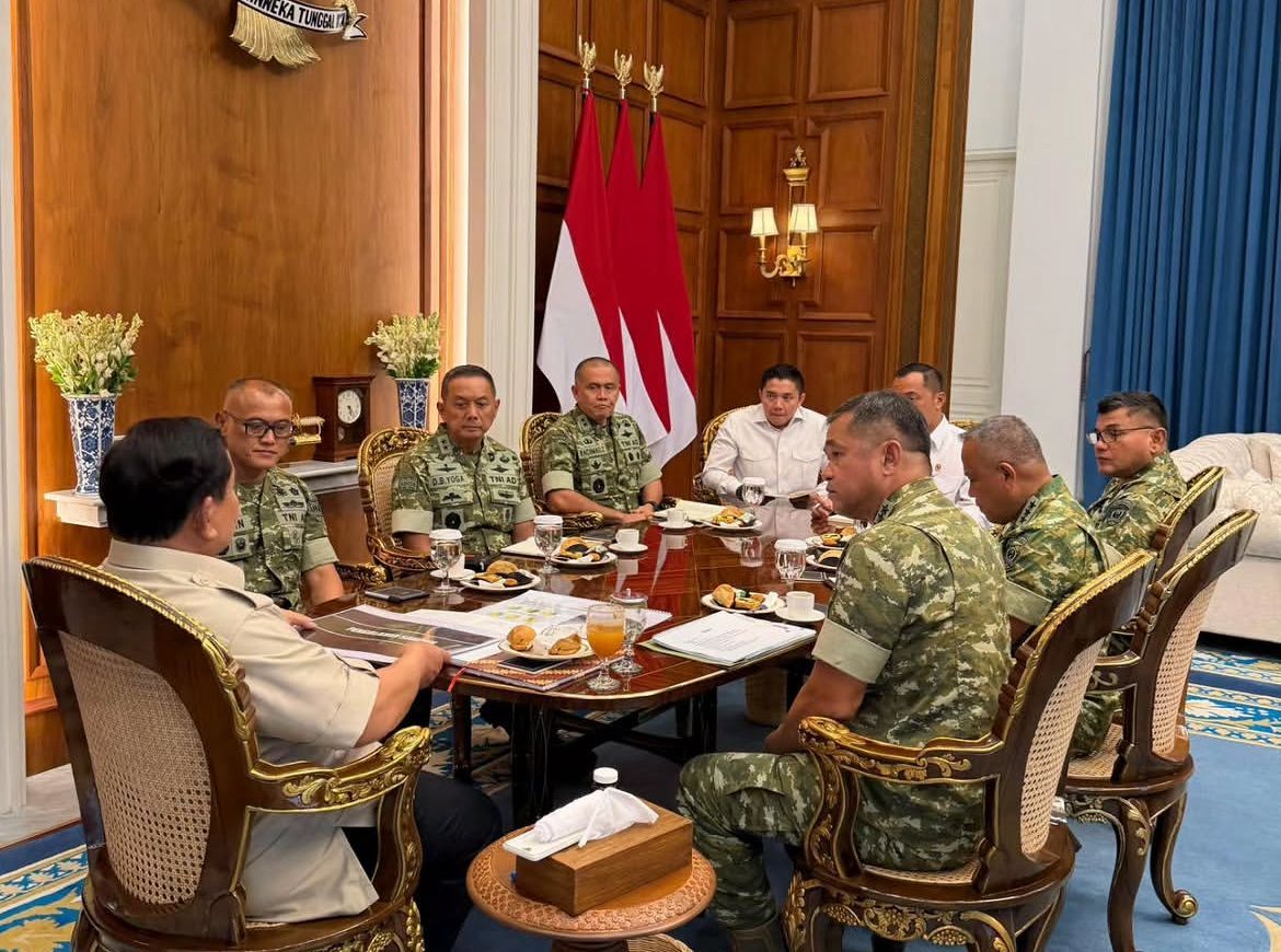 Prabowo Subianto menerima Kepala Staf Angkatan Darat (KSAD) Jenderal TNI Maruli Simanjuntak bersama jajaran pejabat utama TNI Angkatan Darat di Istana Merdeka, Jakarta, pada Kamis, 16 April 2026 <b>(Istimewa)</b>