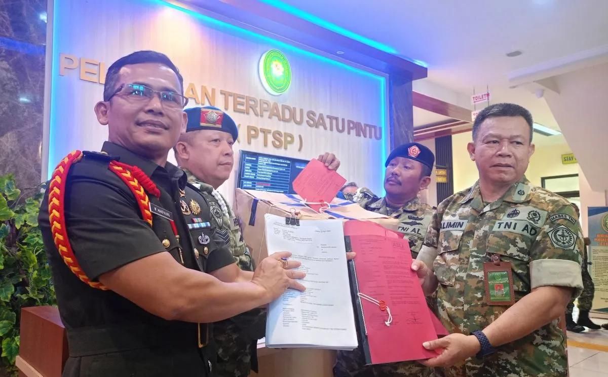 Oditurat Militer II-07 Jakarta menyerahkan berkas perkara kasus dugaan penganiayaan terhadap aktivis Komisi untuk Orang Hilang dan Korban Tindak Kekerasan (KontraS) Andrie Yunus kepada pihak Pengadilan Militer II-08 Jakarta, Kamis (16/4/2026). ANTARA <b>(Antara)</b>