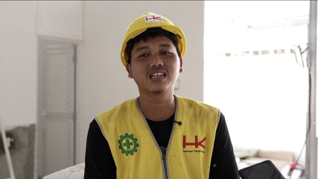 Pembangunan hunian layak inisiasi Presiden Prabowo bagi warga bantaran rel di Senen memberikan dampak ganda: menghadirkan tempat tinggal manusiawi bagi masyarakat sekaligus menjadi sumber penghasilan bagi para pekerja proyek.  <b>(Bakom)</b>