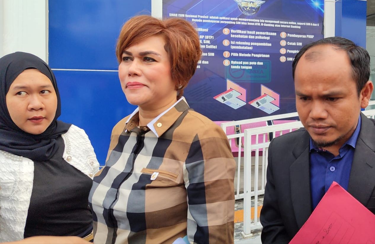 Irma Suryani (tengah). 