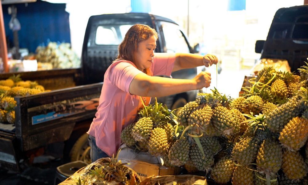 Penjual nanas di Pasar Gede, Kota Solo, Jawa Tengah, Surati (48 tahun). (Foto: Dok/Istimewa/Bakom RI)   