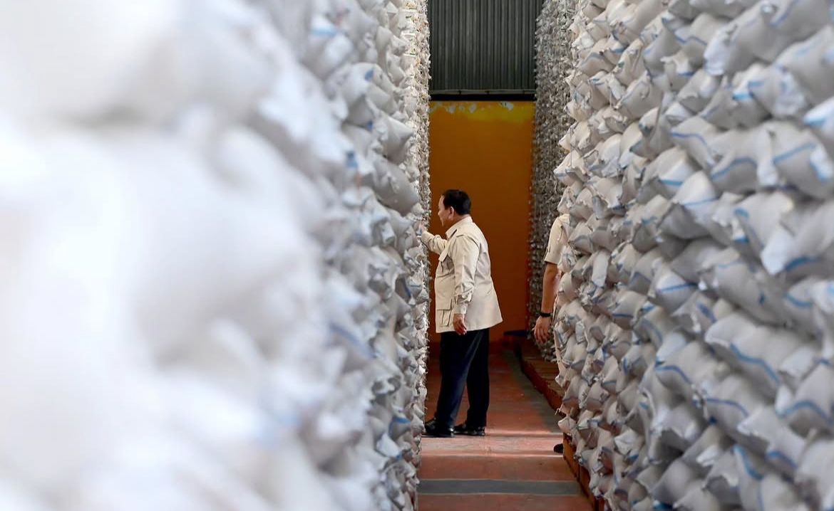 Presiden Republik Indonesia Prabowo Subianto melakukan sidak langsung ke Kompleks Gudang Bulog Danurejo di Kabupaten Magelang usai menyampaikan pengarahan kepada Ketua DPRD seluruh Indonesia pada Sabtu, 18 April 2026 <b>(Sekretariat Presiden)</b>