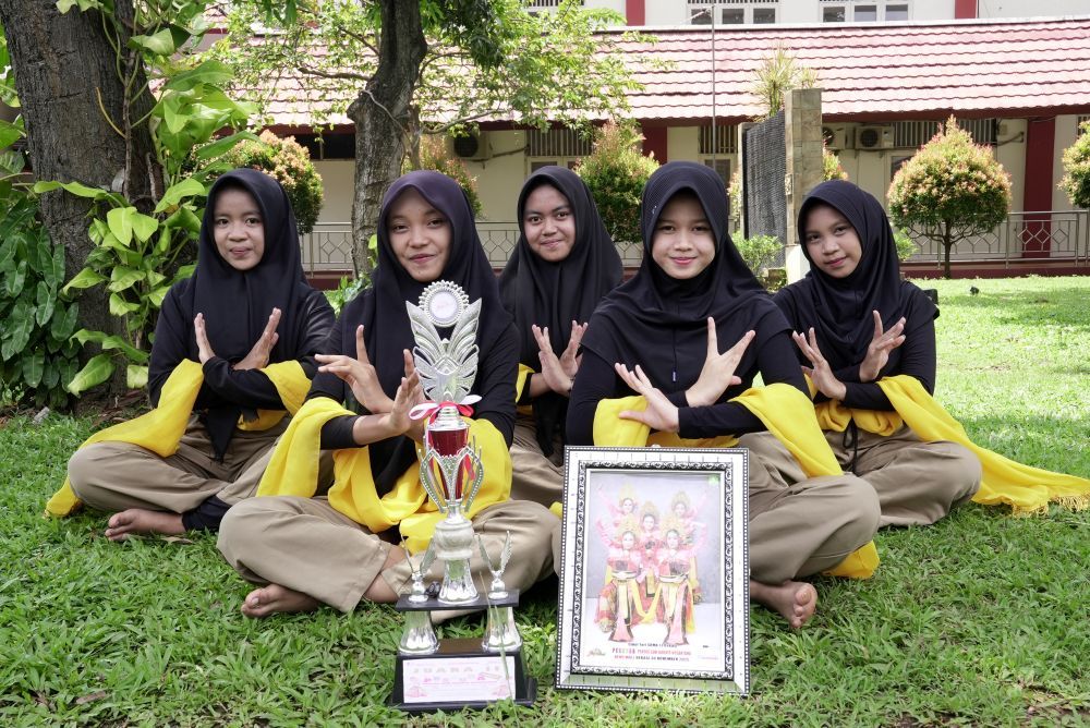 Kelompok seni tari Sekolah Rakyat SRMA 13 Bekasi. (Foto: Dok/Istimewa/Bakom RI) 