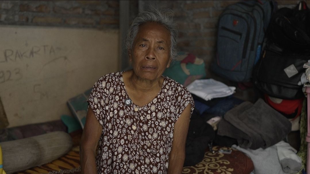 Kisah haru datang dari Mbah Aina (73), seorang pembersih makam di Surakarta yang berjuang sendirian membesarkan anak asuh yatim piatu. <b>(Bakom)</b>