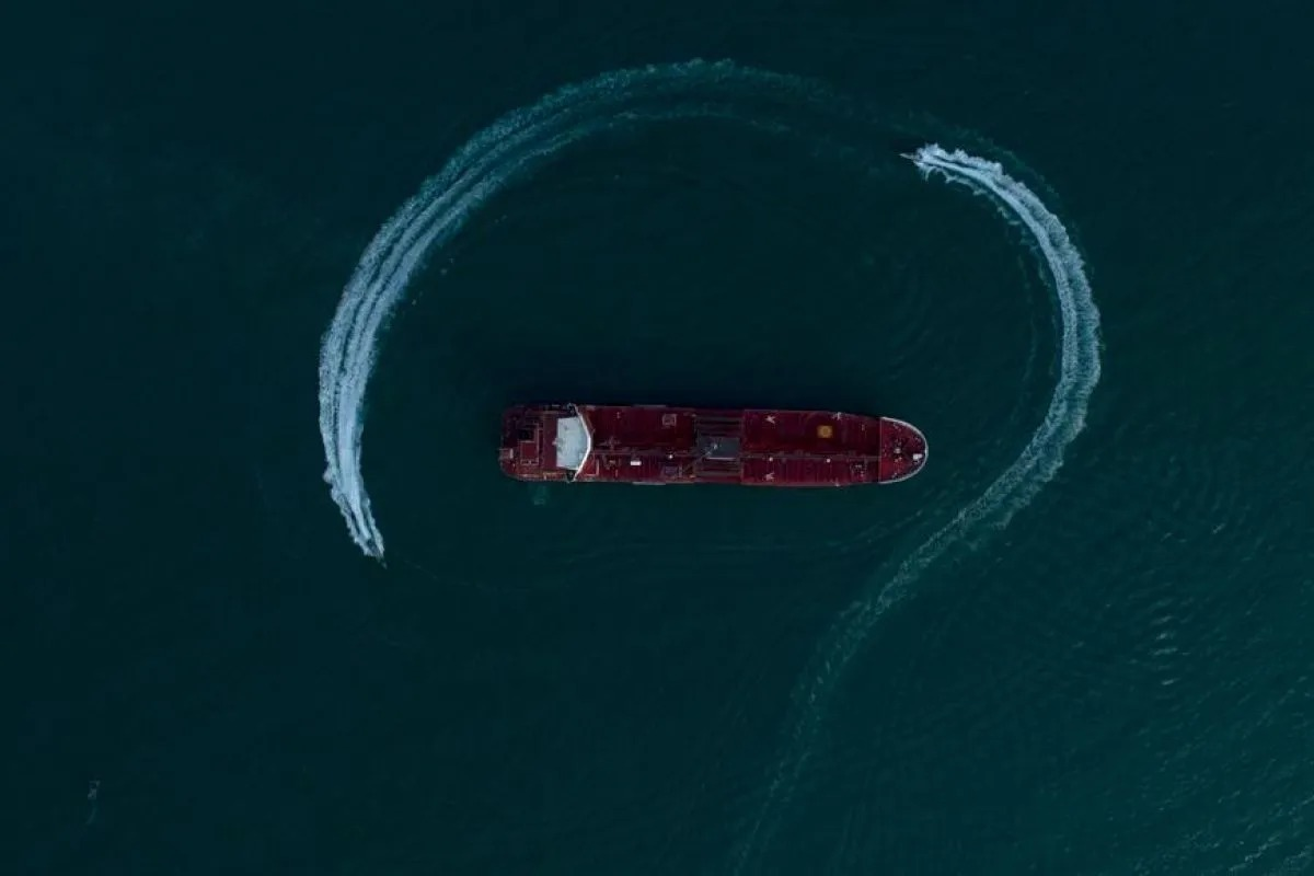 Arsip foto - Foto yang dirilis pada 21 Juli 2019 menunjukkan kapal tanker minyak Inggris Stena Impero dikelilingi oleh kapal cepat Korps Garda Revolusi Islam Iran (IRGC) di Selat Hormuz, Iran. ANTARA/Xinhua/HO-ISNA/Morteza Akhoundi/aa <b>(Antara)</b>