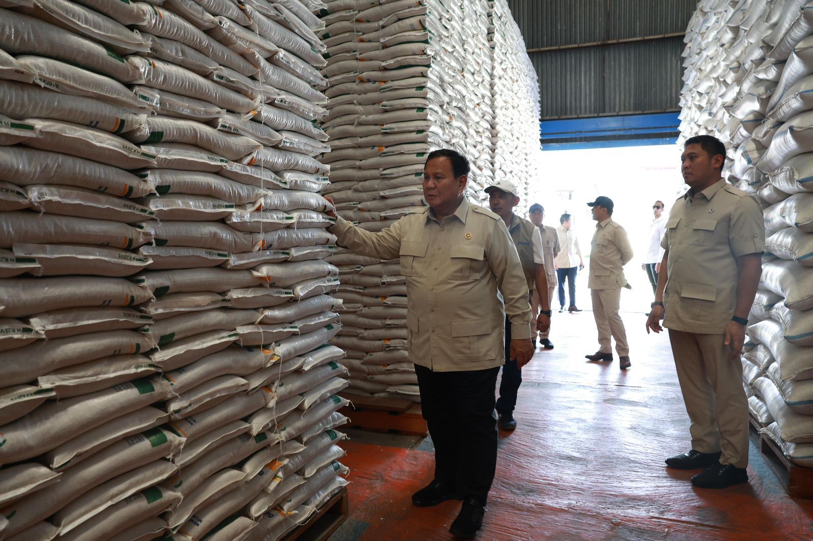 Presiden Prabowo memastikan stok beras nasional dalam kondisi aman dan terkendali saat meninjau langsung Gudang BULOG Danurejo, Magelang. <b>(Istimewa)</b>