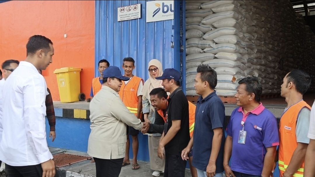 Momen penuh keakraban tercipta saat Presiden Prabowo menyapa dan berfoto bersama para pegawai di sela sidak Gudang Bulog Danurejo, Magelang, menunjukkan perhatiannya kepada para pekerja garis depan penjaga ketahanan pangan nasional.  <b>(Bakom )</b>
