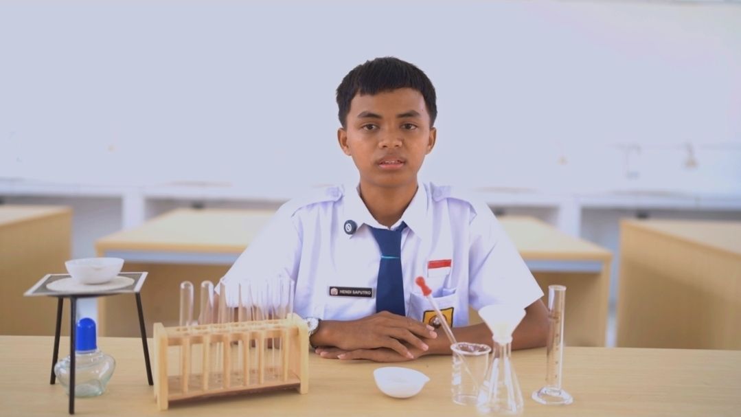 Di usia yang seharusnya diisi dengan belajar di bangku sekolah, Hendi Saputro pernah menghabiskan waktunya bekerja di bengkel. Bukan tanpa alasan. Kondisi ayahnya yang terserang stroke membuatnya harus menunda pendidikan dan membantu memenuhi kebutuhan hidup. <b>(Bakom)</b>