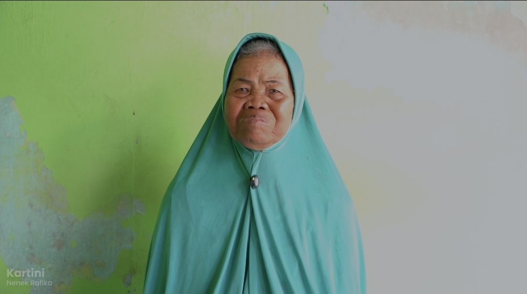 Kartini usia 67 tahun, nenek Rafika, bersyukur cucunya bisa bersekolah di Sekolah Rakyat. <b>(Bakom)</b>