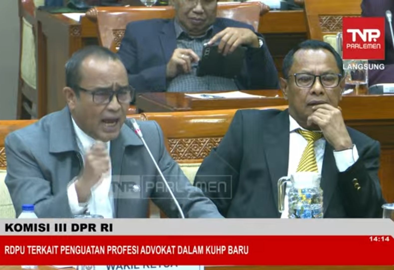Perwakilan Peradi saat rapat dengar pendapat umum dengan Komisi III DPR RI.  <b>(YouTube TVR Parlemen)</b>