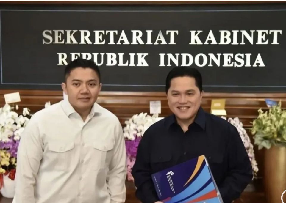 Sekretaris Kabinet Teddy Indra Wijaya menerima laporan dari Menteri Pemuda dan Olahraga Erick Thohir di Kantor Sekretariat Kabinet, Jakarta <b>(Istimewa)</b>