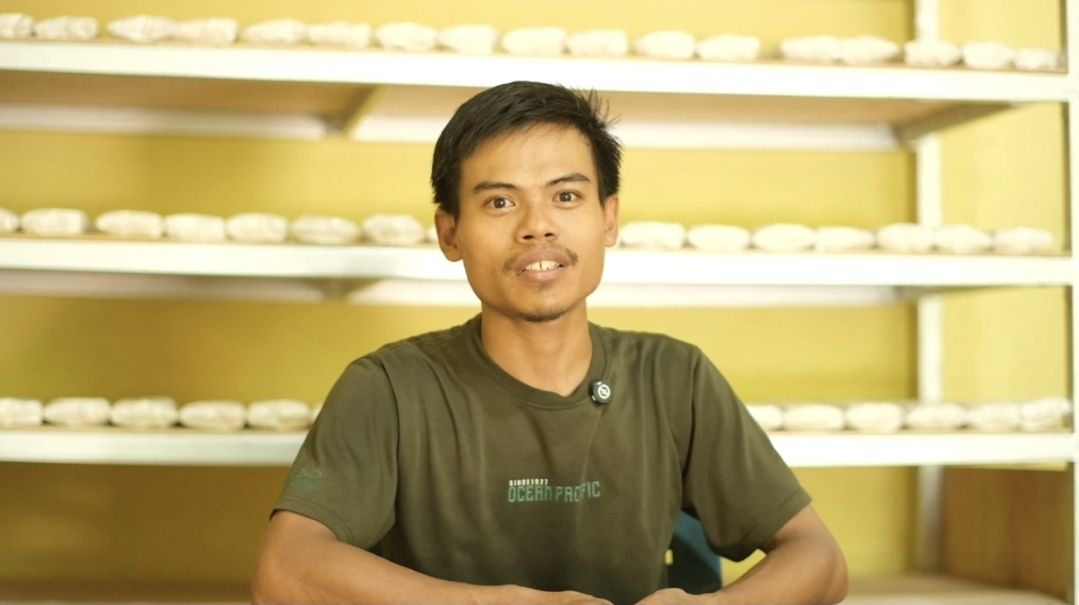 Program *Makan Bergizi Gratis (MBG)* inisiasi Presiden Prabowo membawa berkah bagi Sholikin, perajin tempe asal Ngawi, yang mengalami kenaikan produksi hingga 100 persen berkat pesanan untuk kebutuhan gizi masyarakat. <b>(Bakom)</b>