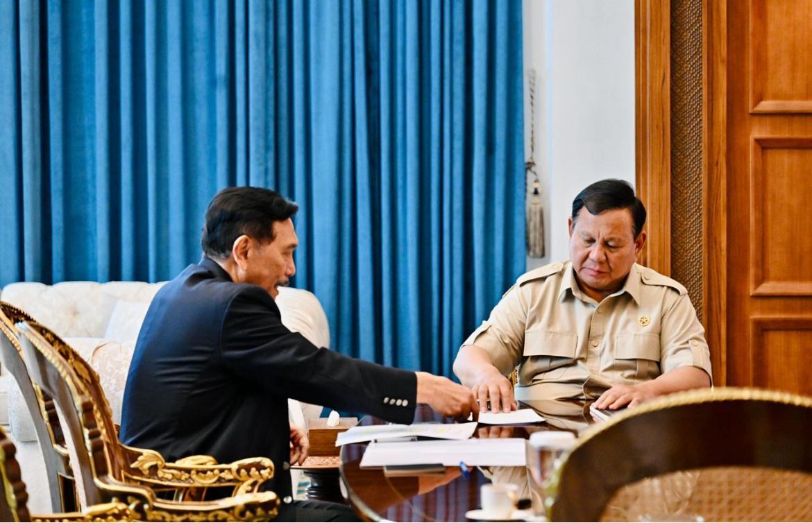 Presiden Prabowo Subianto menerima Ketua Dewan Ekonomi Nasional (DEN) Luhut Binsar Pandjaitan di Istana Merdeka, Jakarta <b>(Istimewa)</b>