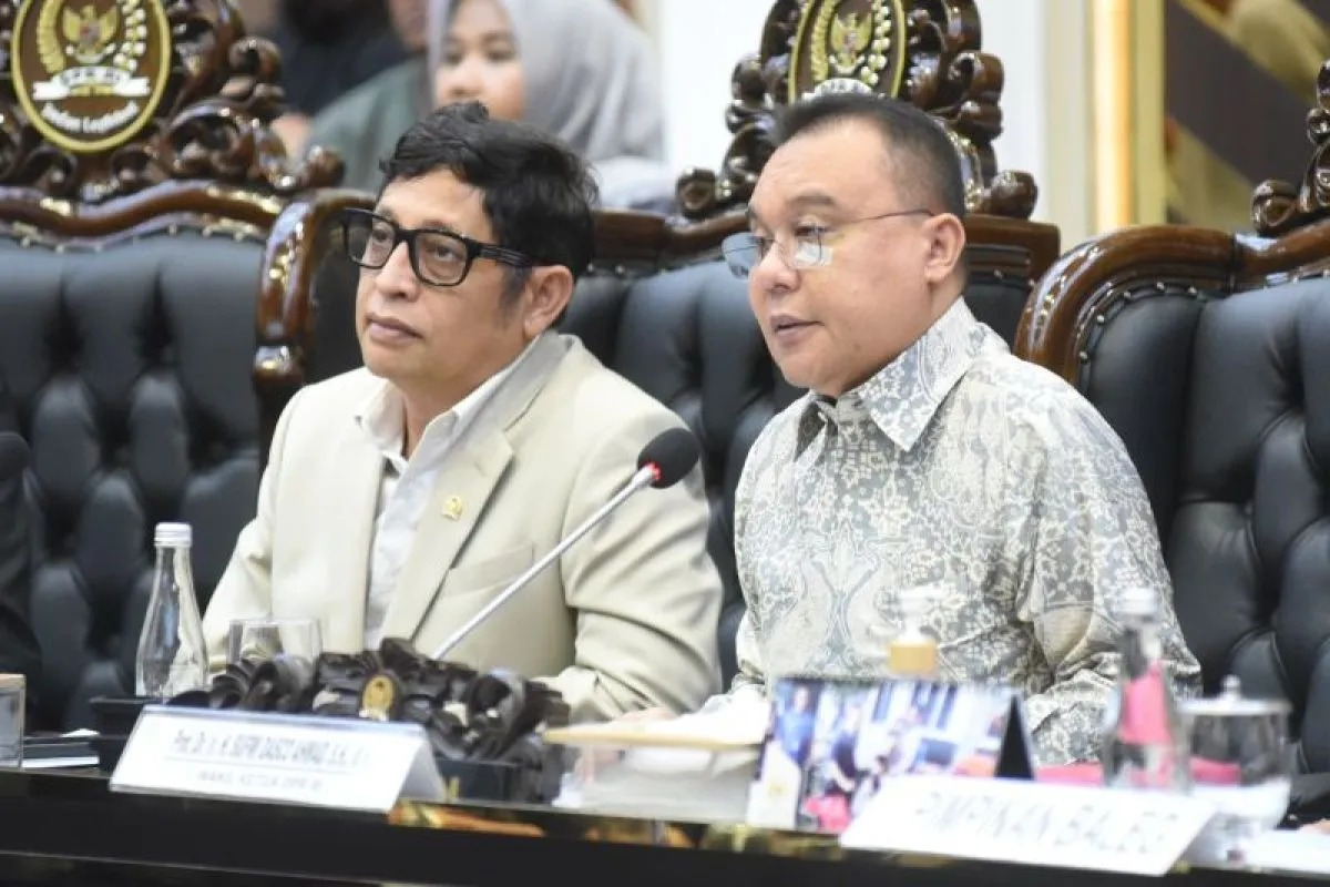 Wakil Ketua DPR RI Sufmi Dasco Ahmad bersama Ketua Badan Legislasi DPR RI Bob Hasan saat memimpin rapat persetujuan RUU PPRT di kompleks parlemen, Jakarta, Senin (20/4/2026). ANTARA/HO-DPR. <b>(Antara)</b>