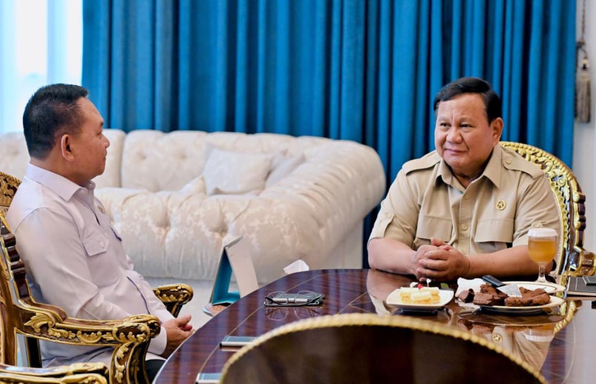 Presiden Prabowo Subianto menerima Penasihat Khusus Presiden Bidang Pertahanan Nasional Jenderal TNI (Purn) Dudung Abdurachman di Istana Merdeka <b>(Istimewa)</b>