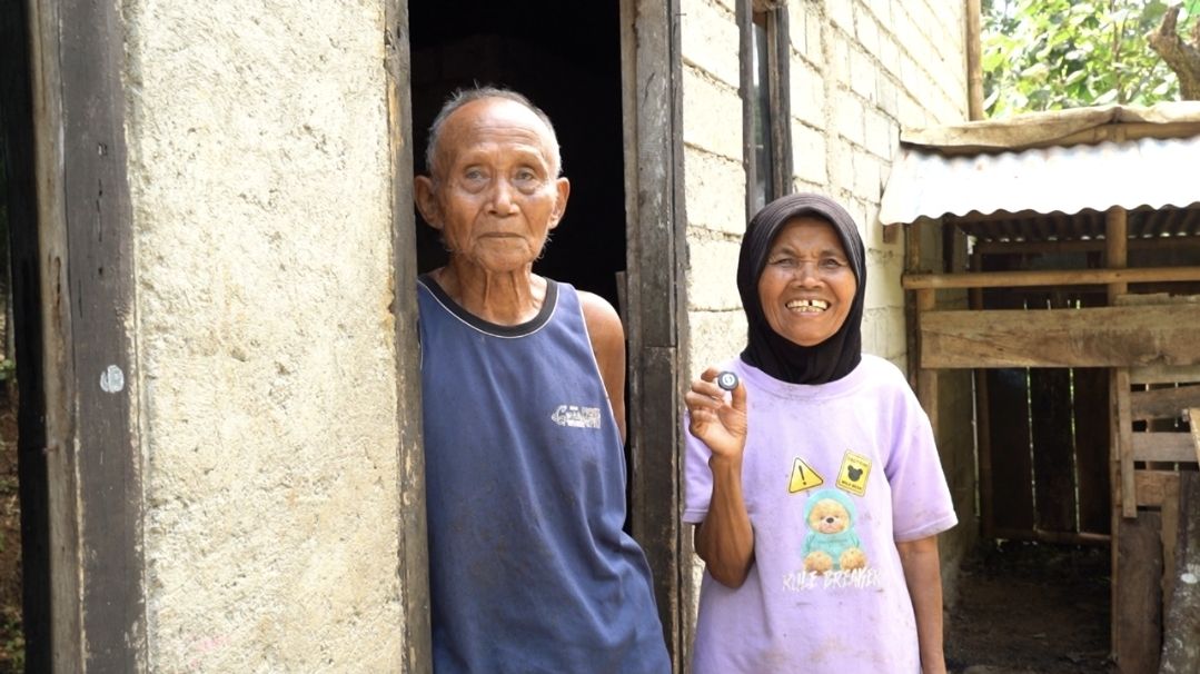 Nenek Samini (70) menaruh harapan besar pada program Sekolah Rakyat di Sragen sebagai jalan bagi cucunya, Hendi, untuk memutus rantai kemiskinan keluarga.  <b>(Bakom)</b>