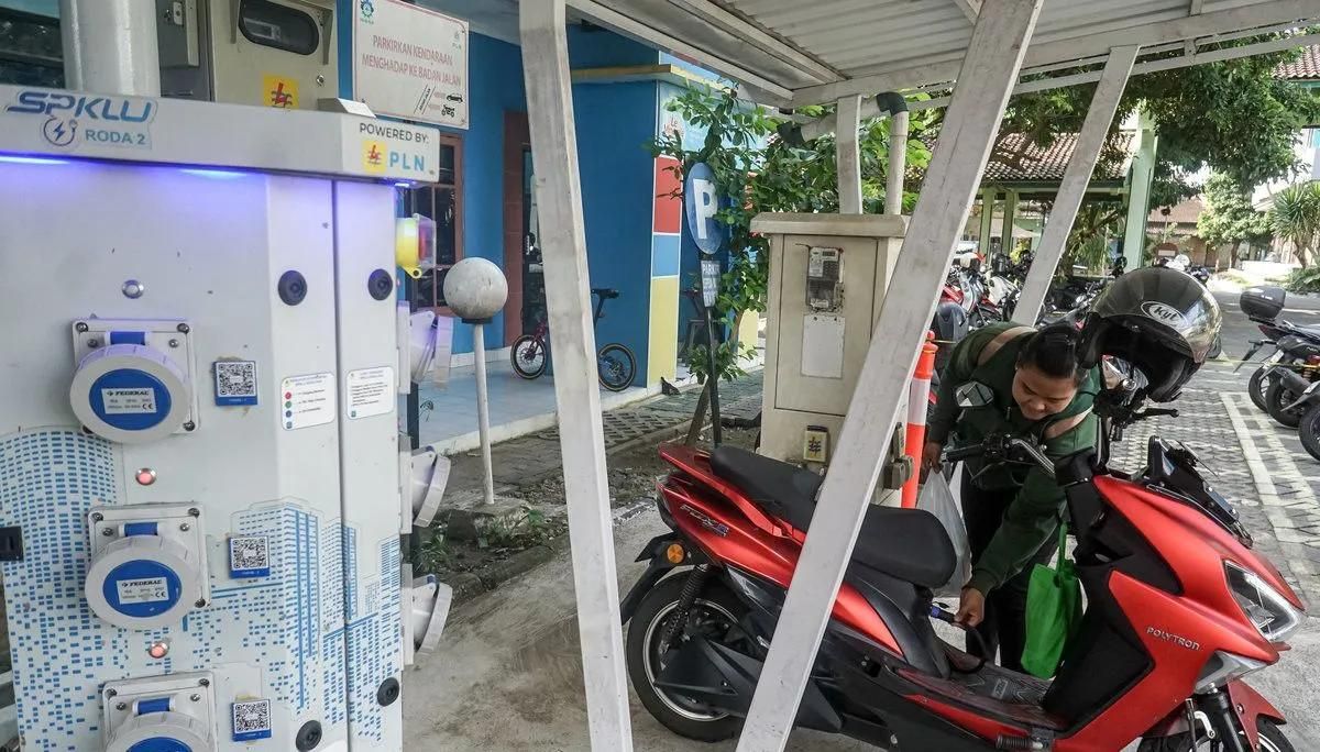 Pengguna kendaraan listrik mengisi daya sepeda motornya di Stasiun Pengisian Kendaraan Listrik Umum (SPKLU) PLN UP3, Solo, Jawa Tengah, Senin 20 April 2026. ANTARA FOTO/Mohammad Ayudha/tom. <b>(Antara)</b>