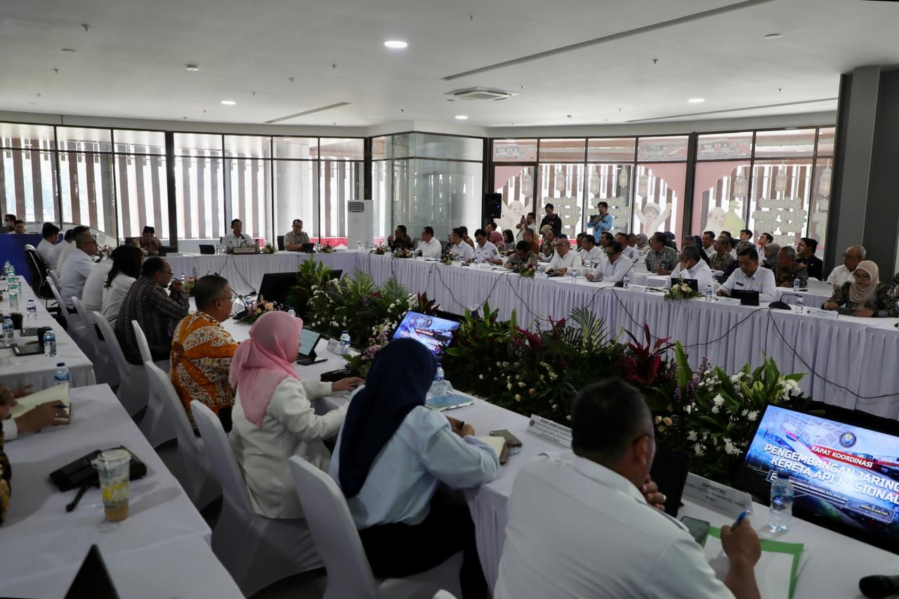 Rapat koordinasi pengembangan jaringan perkeretaapian Sumatra, Kalimantan, dan Sulawesi (SKS) yang digelar di Stasiun Tanah Abang, Rabu, 22 April 2026. <b>(Kemenkoinfra)</b>