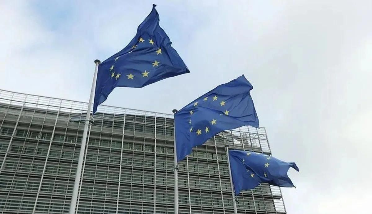 Bendera Uni Eropa terlihat di markas besar Komisi Eropa di Brussel, Belgia. (ANTARA/Xinhua/Zhao Dingzhe/aa.) <b>(Antara)</b>