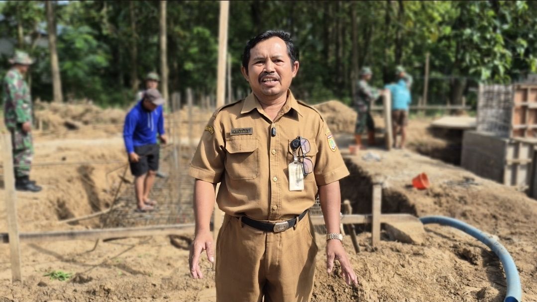 Sekretaris Desa Tangkisan, Haryono, menjelaskan bahwa kondisi sebelum adanya jembatan sangat menyulitkan mobilitas warga. <b>(Bakom)</b>