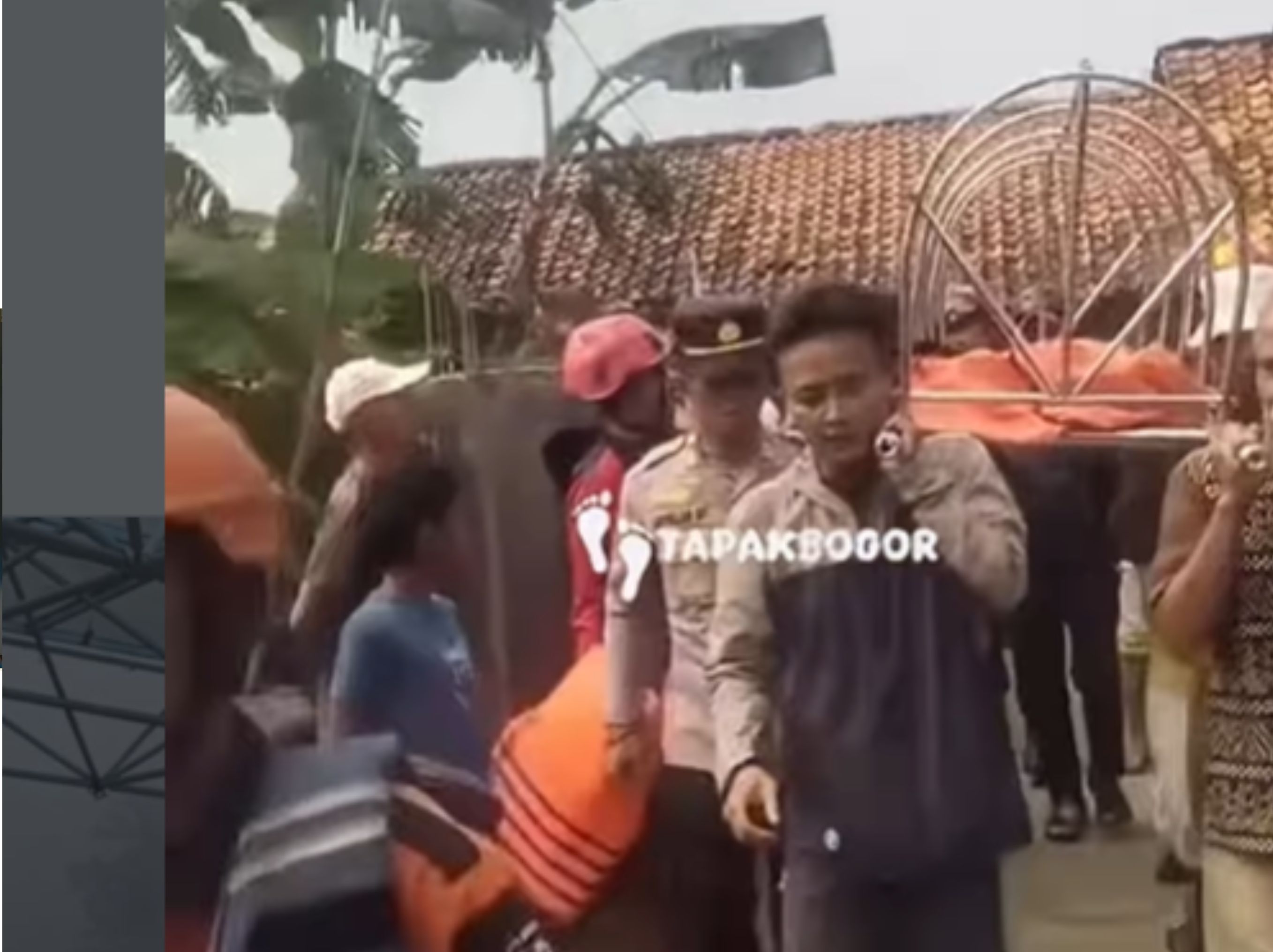 Pencarian bocah 4 tahun berinisial MAA yang hanyut di Kampung Masjid, Kecamatan Bojonggede, Bogor, akhirnya usai.  Korban telah ditemukan dalam kondisi tak bernyawa. <b>(IG TAPAK BOGOR)</b>