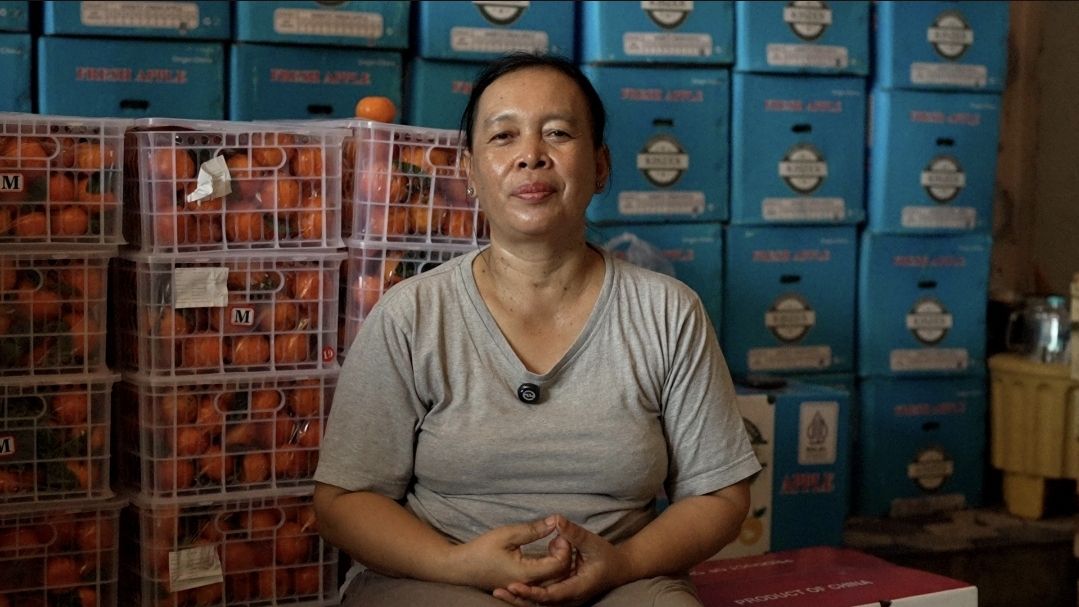 Heni (51 tahun), warga Boyolali, menjadi salah satu penyortir buah yang bekerja di kios milik Santi.  <b>(Bakom)</b>