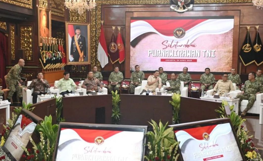 Menteri Pertahanan Sjafrie Sjamsoeddin mengundang para mantan panglima, kepala staf, serta pejabat TNI dalam sebuah pertemuan untuk membahas berbagai program pemerintah, termasuk sektor pertahanan negara yang telah dijalankan selama dua tahun terakhi <b>(Antara)</b>
