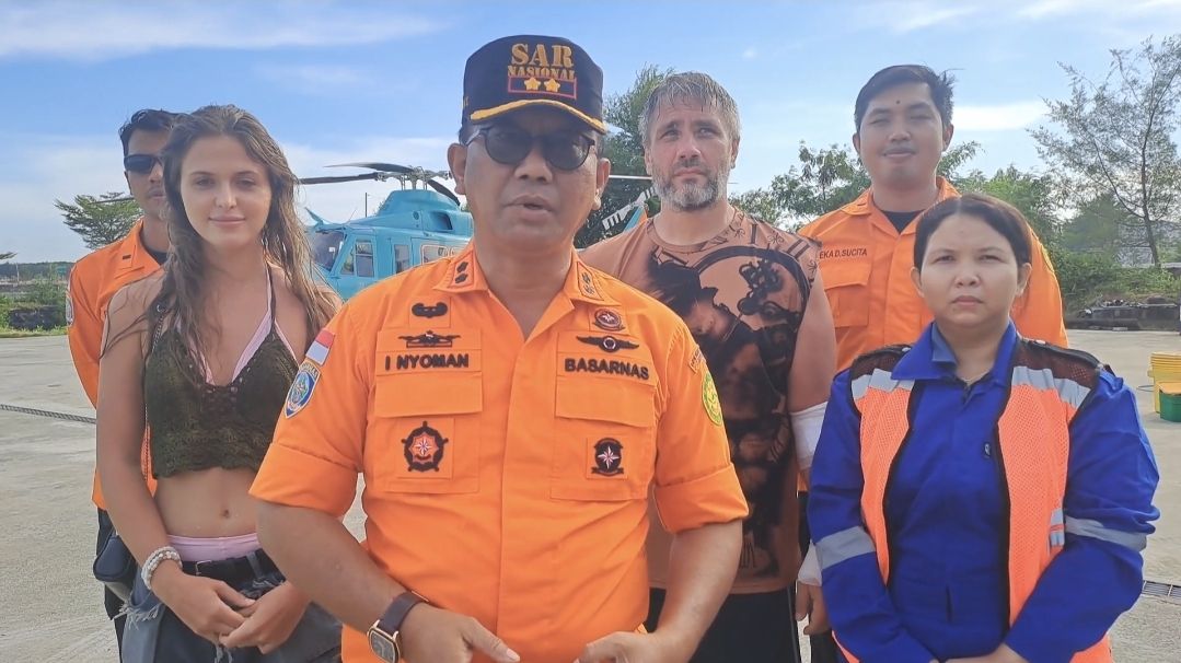 Dramatis! Dua WNA asal Rusia berhasil dievakuasi dari bawah tebing Pantai Cemongkak, Pecatu menggunakan helikopter. Aksi cepat tim SAR jadi kunci penyelamatan di tengah kondisi gelombang yang terus naik. <b>(Istimewa)</b>