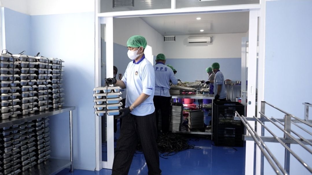 Dapur SPPG Babakan di Tangerang melibatkan 11 warga binaan Lapas Kelas 1 Tangerang sebagai relawan pencuci ompreng guna mendukung operasional program Makan Bergizi Gratis (MBG) sekaligus menjadi sarana pemberdayaan sosial per April 2026. <b>(Bakom)</b>