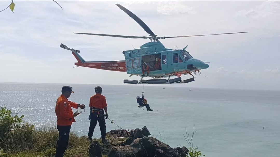Dramatis! Dua WNA asal Rusia berhasil dievakuasi dari bawah tebing Pantai Cemongkak, Pecatu menggunakan helikopter. Aksi cepat tim SAR jadi kunci penyelamatan di tengah kondisi gelombang yang terus naik. <b>(Istimewa)</b>