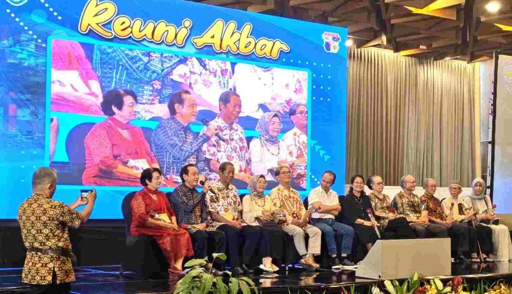 Letjen TNI Richard Taruli Horja Tampubolon bersama guru SMA Xaverius 2. (Foto: Dok/Istimewa/SumselTime)