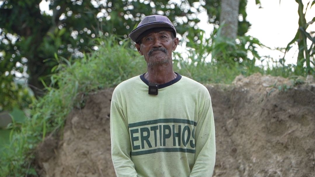 Seorang warga, Soekar (62), mengungkapkan kondisi sebelum adanya jembatan. <b>(Bakom)</b>