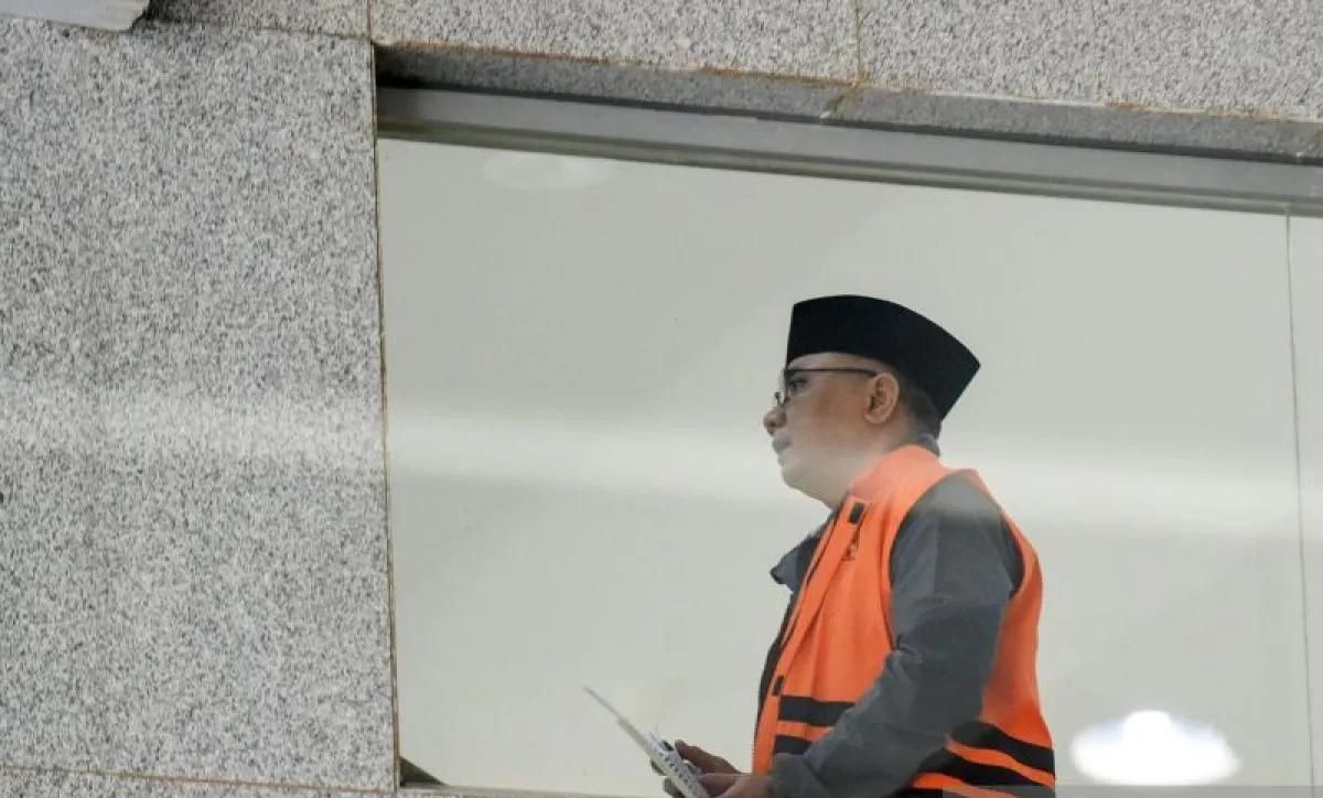 Tersangka kasus dugaan korupsi kuota haji dalam penyelenggaraan ibadah haji tahun 2023-2024 Yaqut Cholil Qoumas berjalan menuju ruang pemeriksaan di Gedung Merah Putih KPK, Jakarta, Selasa (31/3/2026). KPK memperpanjang masa penahanan mantan Menteri  <b>(Antara)</b>