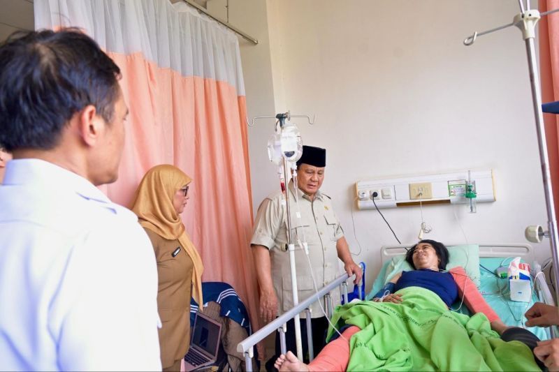 Presiden Prabowo Subianto menjenguk korban kecelakaan kereta yang dirawat di RSUD dr. Chasbullah Abdulmadjid Bekasi, Selasa (28/4/2026).  <b>(ANTARA/HO-BPMI Sekretariat Presiden)</b>