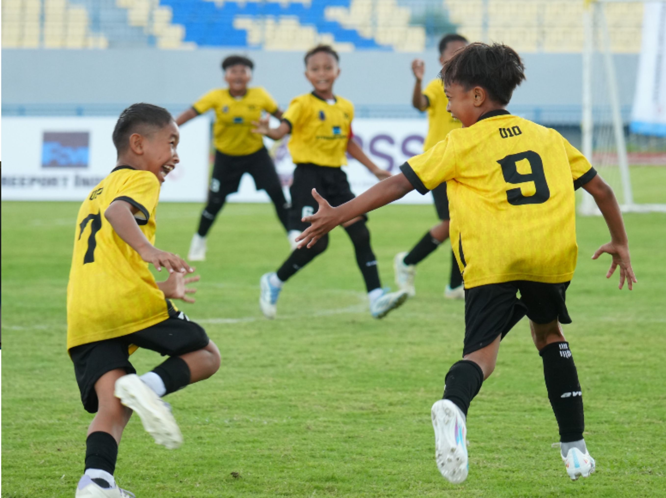 Selebrasi pemain SSB Nusa Gemilang usai mencetak gol pada pertandingan final kategori U-10 melawan WCP Pasopati.  <b>(dok FREEPORT)</b>