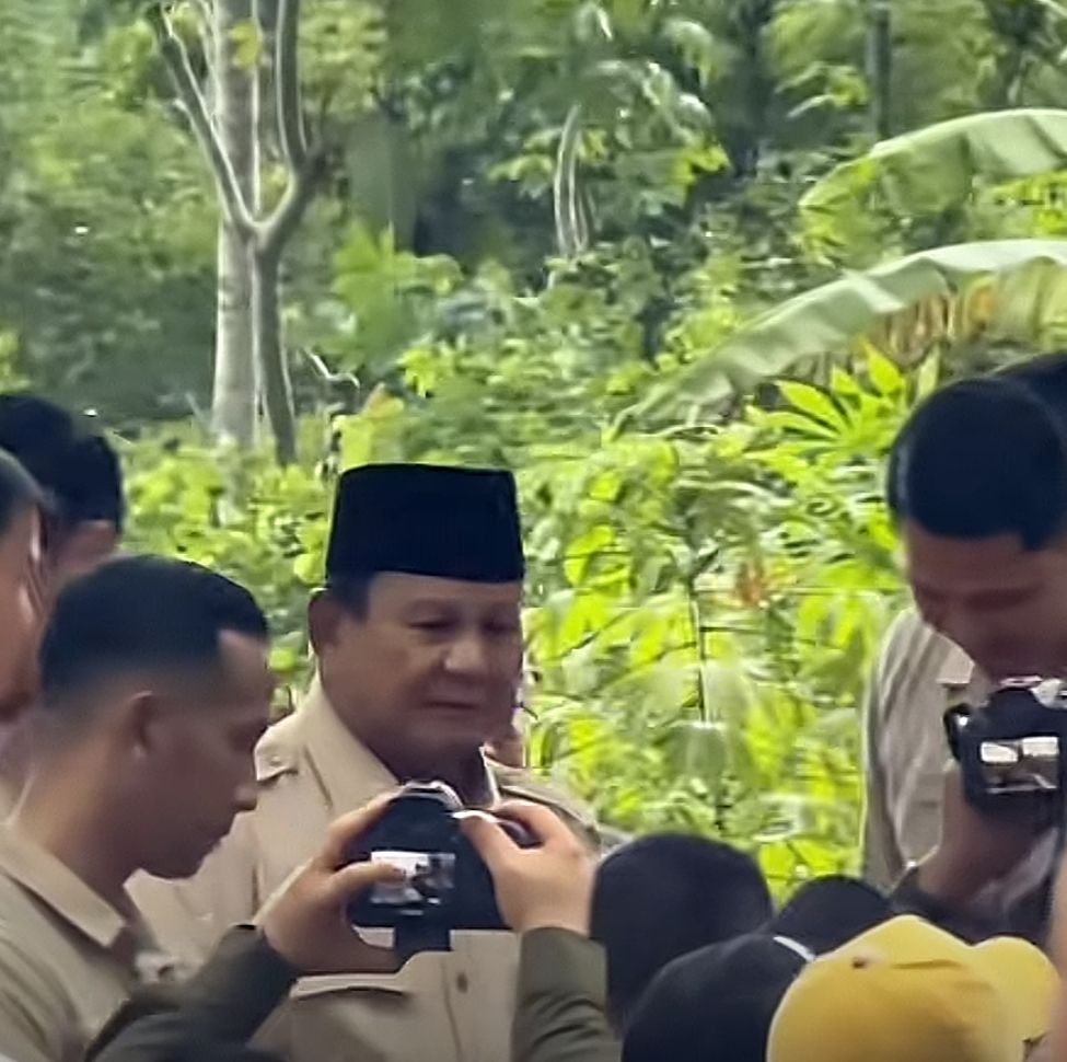 Prabowo menyempatkan diri berziarah ke makam sang kakek, Margono Djojohadikusumo <b>(Tangkapan Layar)</b>