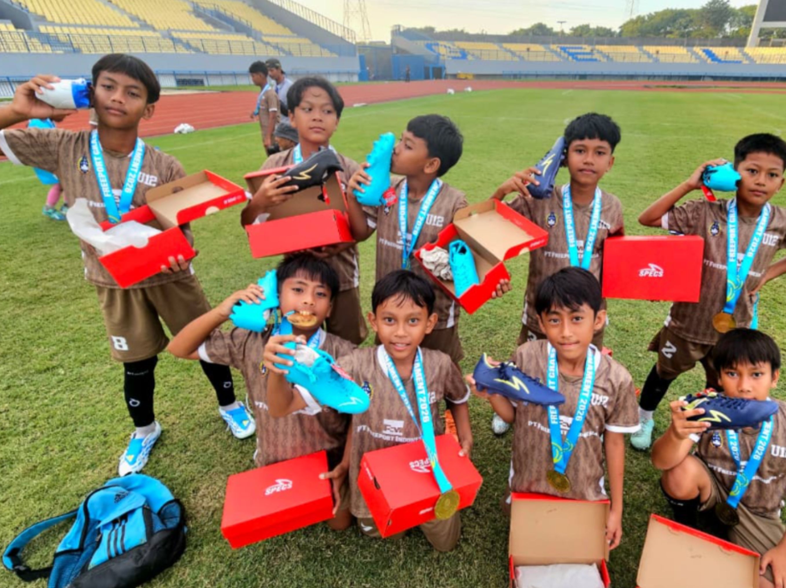 Para pemain SSB Gressia U-12 berpose sambil memperlihatkan sepatu sepak bola yang dibagikan kepada seluruh peserta Freeport Grassroots Tournament 2026 di Gresik, dengan total 300 pasang sepatu.  <b>(DOK FREEPORT)</b>