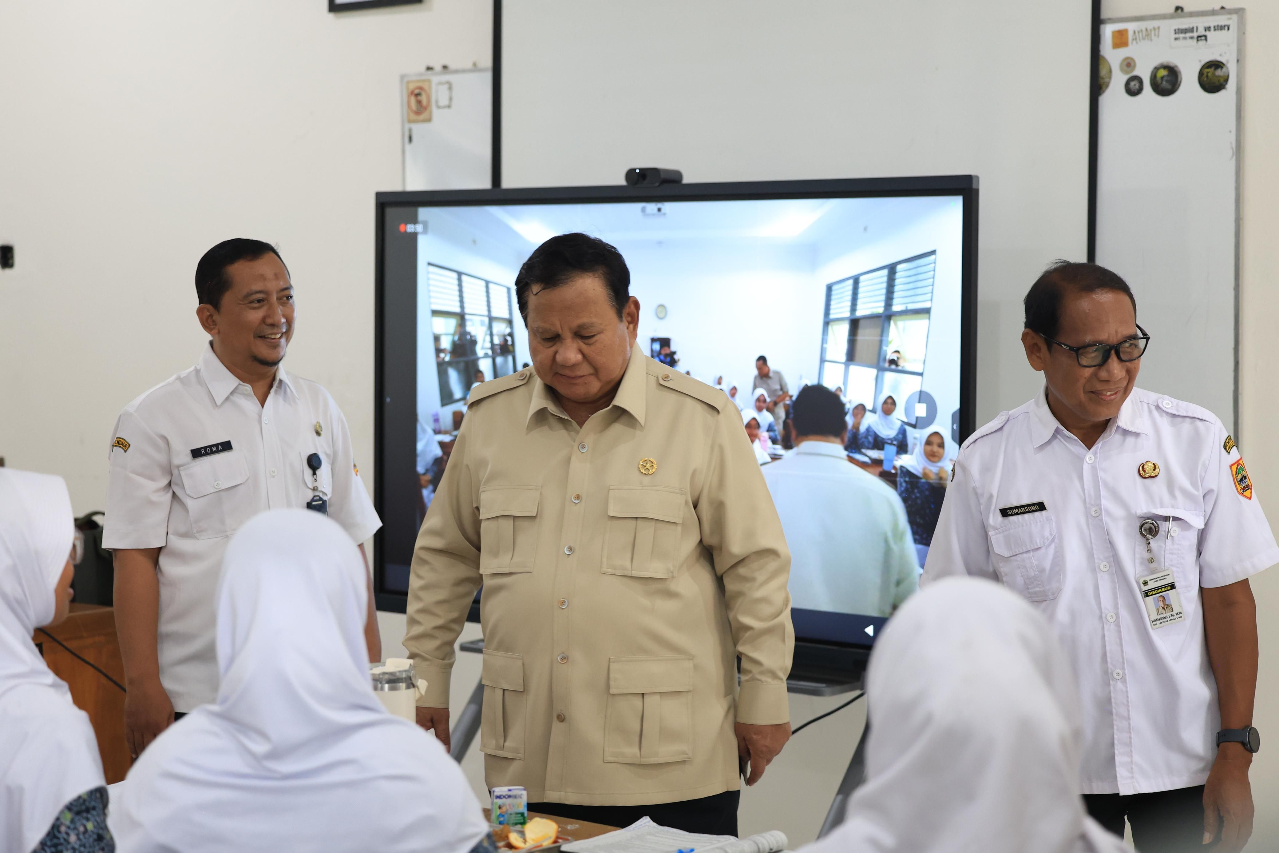 Presiden RI, Prabowo Subianto <b>(Bakom)</b>