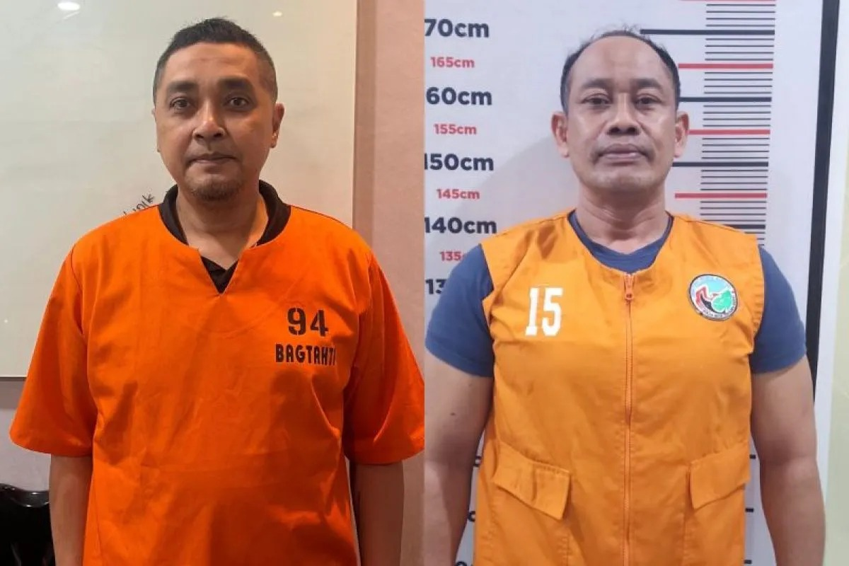 Eks Kapolres Bima Kota Didik Putra Kuncoro (kiri) dan Malaungi selaku mantan Kasat Narkoba Polres Bima Kota (kanan) yang ditetapkan sebagai tersangka dugaan peredaran narkoba serta TPPU dengan tindak pidana asal narkoba oleh Dittipidnarkoba Bareskrim <b>(Antara)</b>