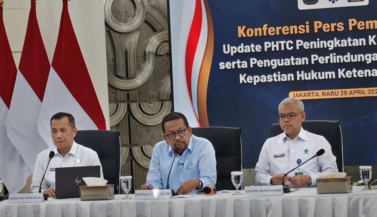 Kepala Badan Komunikasi Pemerintah (Bakom) RI Muhammad Qodari (tengah) dalam konferensi pers  <b>(Antara)</b>