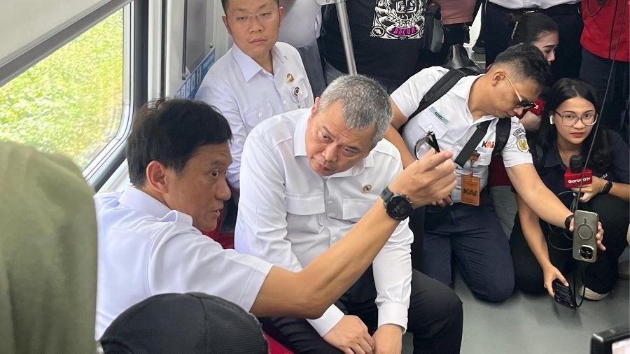 Dirut KAI dan Menhub jajal KRL  <b>(Ntvnews.id/Adiansyah)</b>