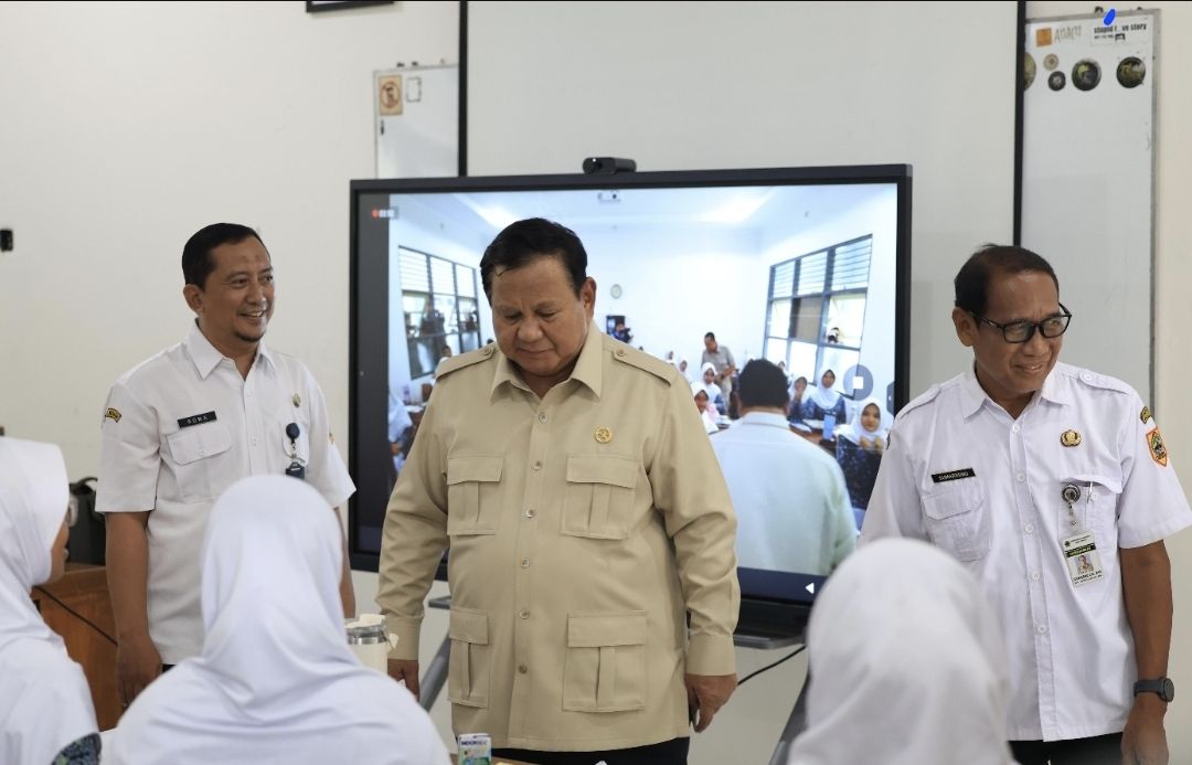 Presiden RI Prabowo Subianto menargetkan penambahan tiga hingga empat unit Papan Interaktif Digital (PID) per sekolah di seluruh Indonesia sebagai langkah nyata digitalisasi pendidikan per Rabu, 29 April 2026.  <b>(Bakom)</b>